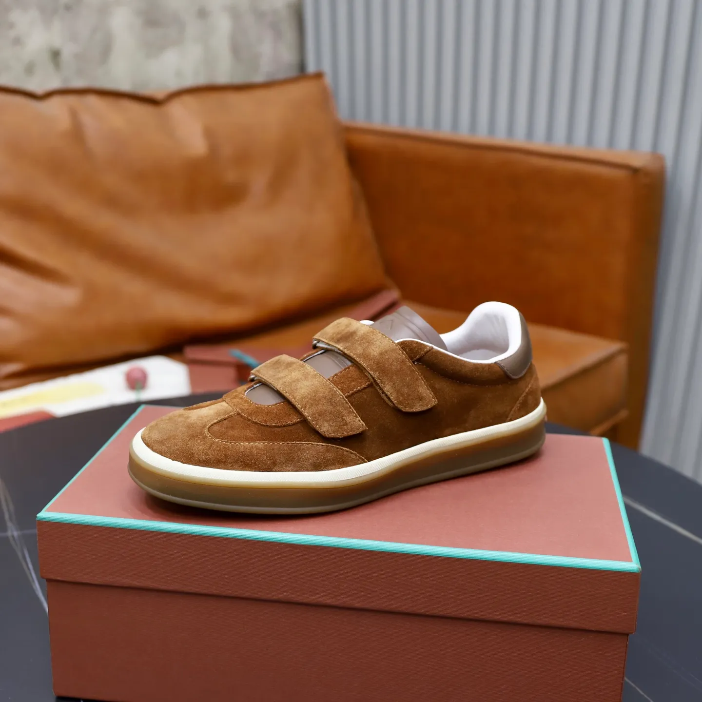 Ex-factory price: 560💰Loro Riana men’s moral training sneakers! Made from high-quality materials and designed in a low-cut silhouette, it offers an elegant and stylish look that's suitable for year-round wear. The unique double-layer sole aesthetic design, caramel cup-shaped outsole is decorated with off-white rubber trim, creating an attractive color combination. Pair with tailored pieces or jeans for a sophisticated yet casual look. The heel is decorated with soft cow leather tongue with Kummel color inserts and cotton laces with embossed LP logo. Upper: cow split suede stitching knitted fabric. Lining: original thickened soft sheepskin. Size: 38-39-40-41-42-43-44 (customized in 45.46)